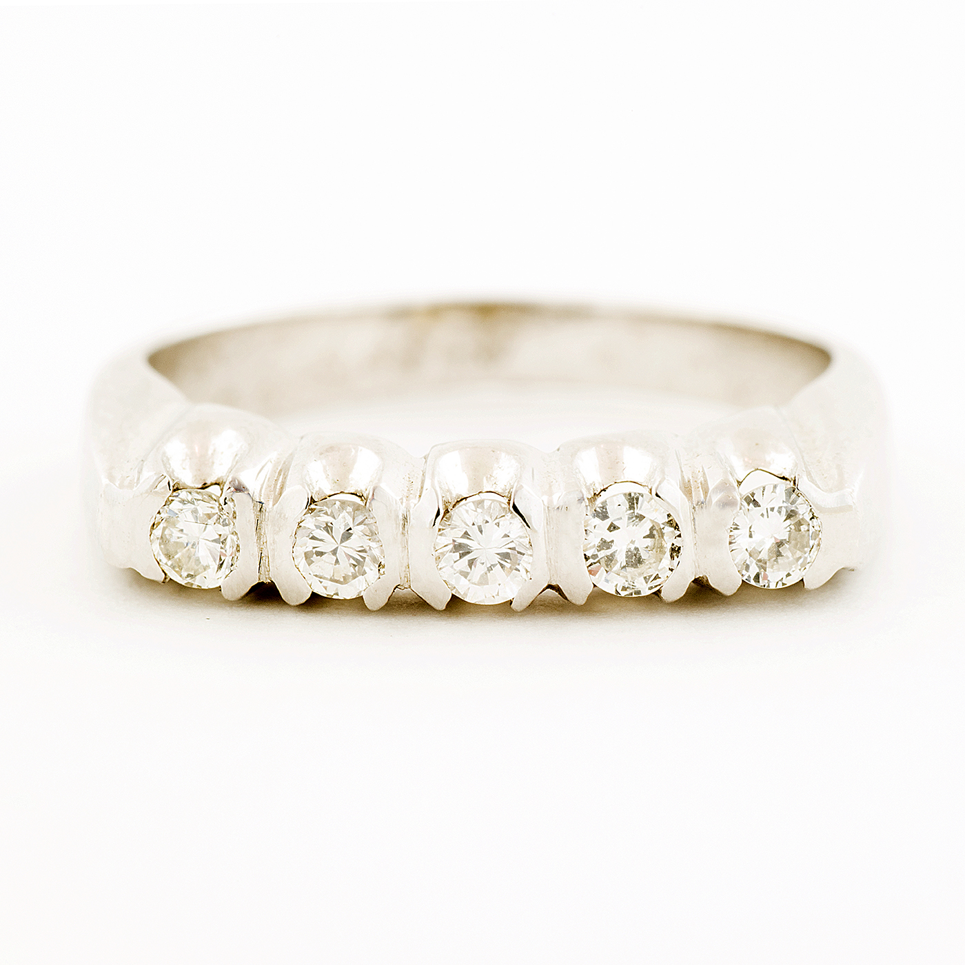 Quintillo en Platino, con Diamantes talla Brillante de 0,25 ct. total. (G-H/VS2-SI1). 4,62 gr. Quintillo en Platino, con Diamantes talla Brillante de 0,25 ct. total. (G-H/VS2-SI1). 4,62 gr.