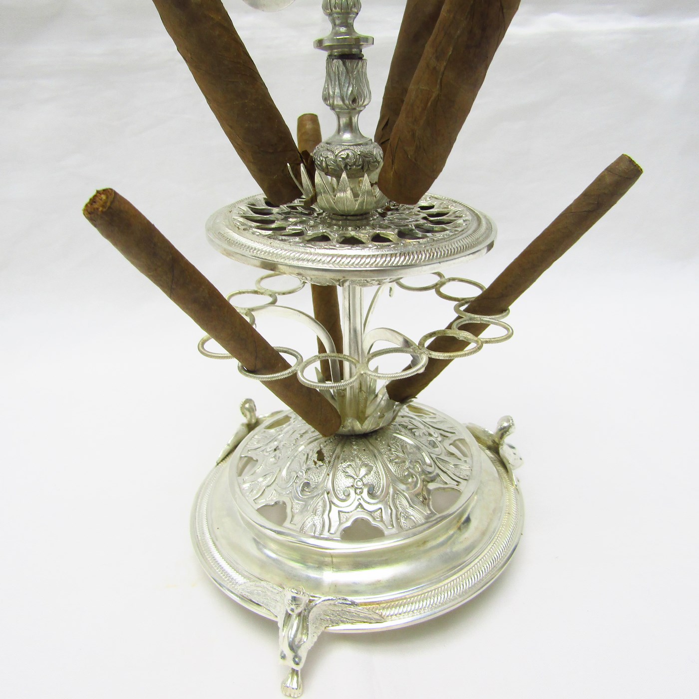 Recipiente artesanal para puros en Plata de Ley. España, siglo XVIII. Recipiente artesanal para puros en Plata de Ley. España, siglo XVIII.