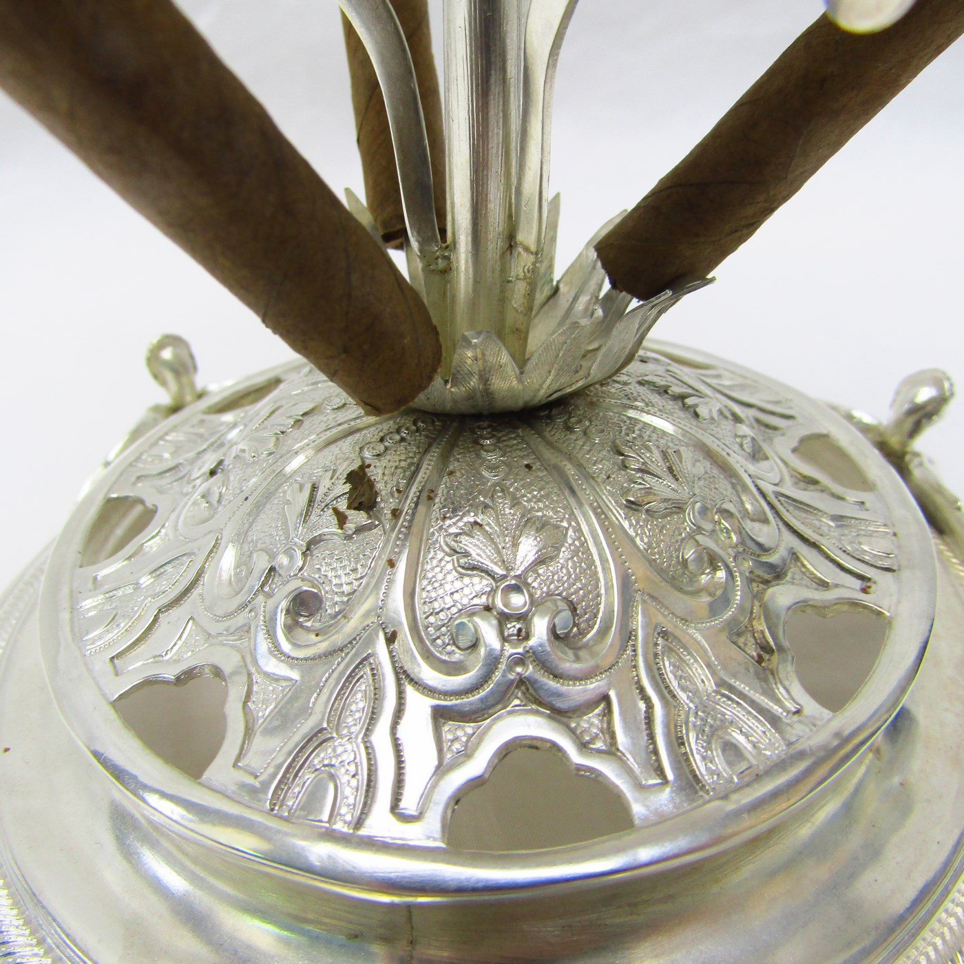 Recipiente artesanal para puros en Plata de Ley. España, siglo XVIII. Recipiente artesanal para puros en Plata de Ley. España, siglo XVIII.