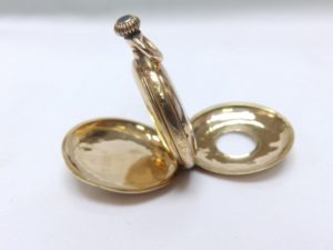 Reloj de bolsillo-colgar, ½ saboneta, remontoir. Finales siglo XIX. Oro 14k.