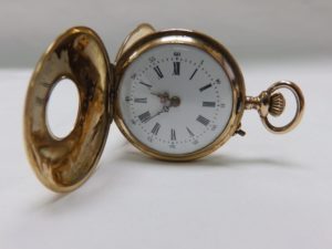 Reloj de bolsillo-colgar, ½ saboneta, remontoir. Finales siglo XIX. Oro 14k.