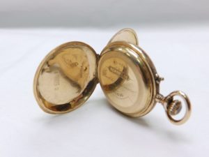 Reloj de bolsillo-colgar, ½ saboneta, remontoir. Finales siglo XIX. Oro 14k.