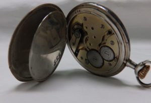 Reloj de bolsillo para caballero, saboneta y remontoir. Siglo XIX.