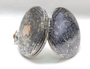 Reloj de bolsillo para caballero, saboneta y remontoir. Siglo XIX.