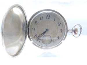 Reloj de bolsillo para caballero, saboneta y remontoir. Siglo XIX.