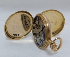 Reloj Suizo de colgar de señora, saboneta. Circa, 1890. Oro 18k.