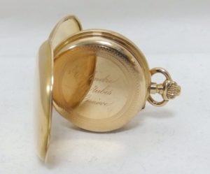 Reloj Suizo de colgar de señora, saboneta. Circa, 1890. Oro 18k.