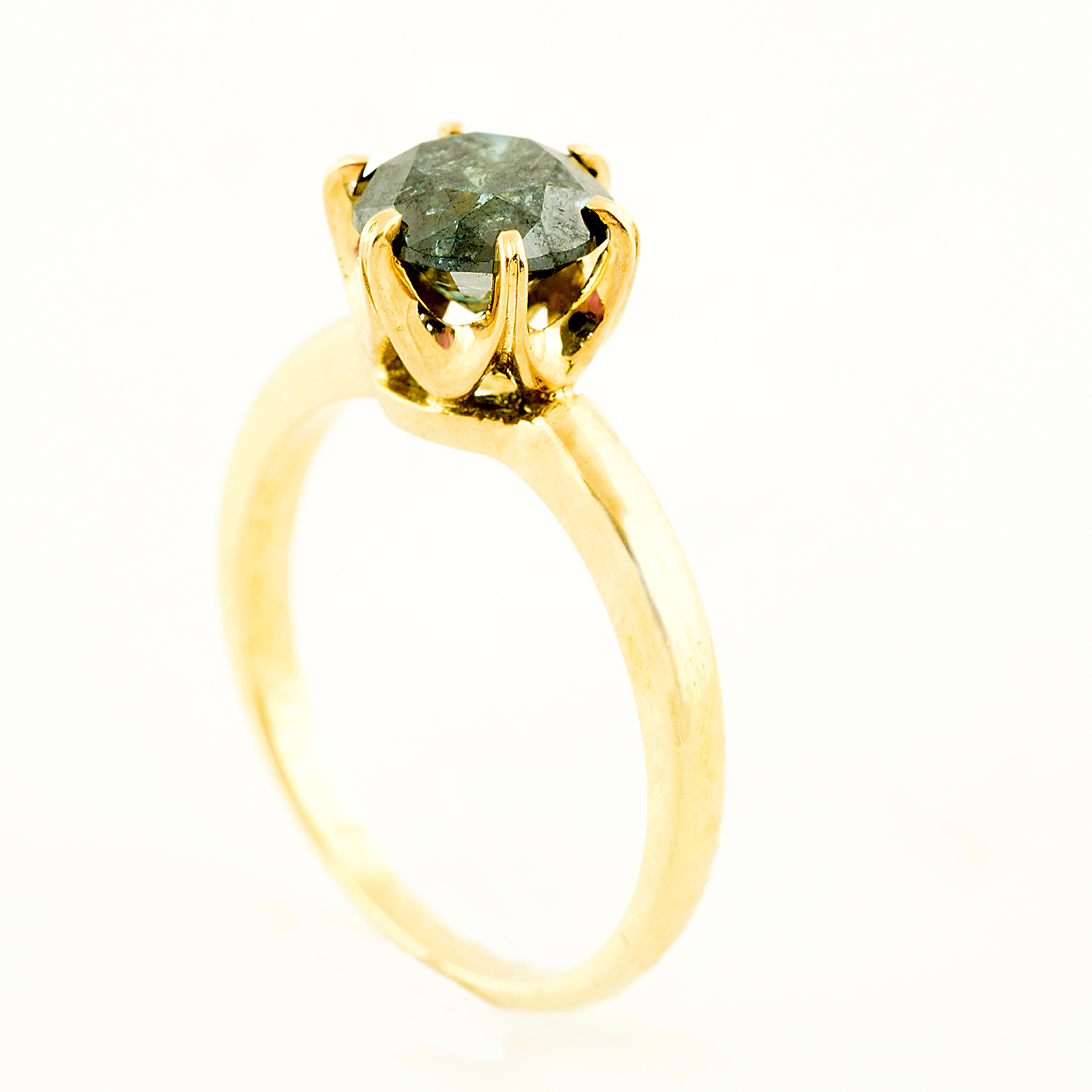 Solitario en Oro Amarillo 18k con Diamante Natural talla Brillante, de 1,48 ct. Color Fancy Dark Blue Green, Claridad P3. Certificado IGE. Solitario en Oro Amarillo 18k con Diamante Natural talla Brillante, de 1,48 ct. Color Fancy Dark Blue Green, Claridad P3. Certificado IGE.