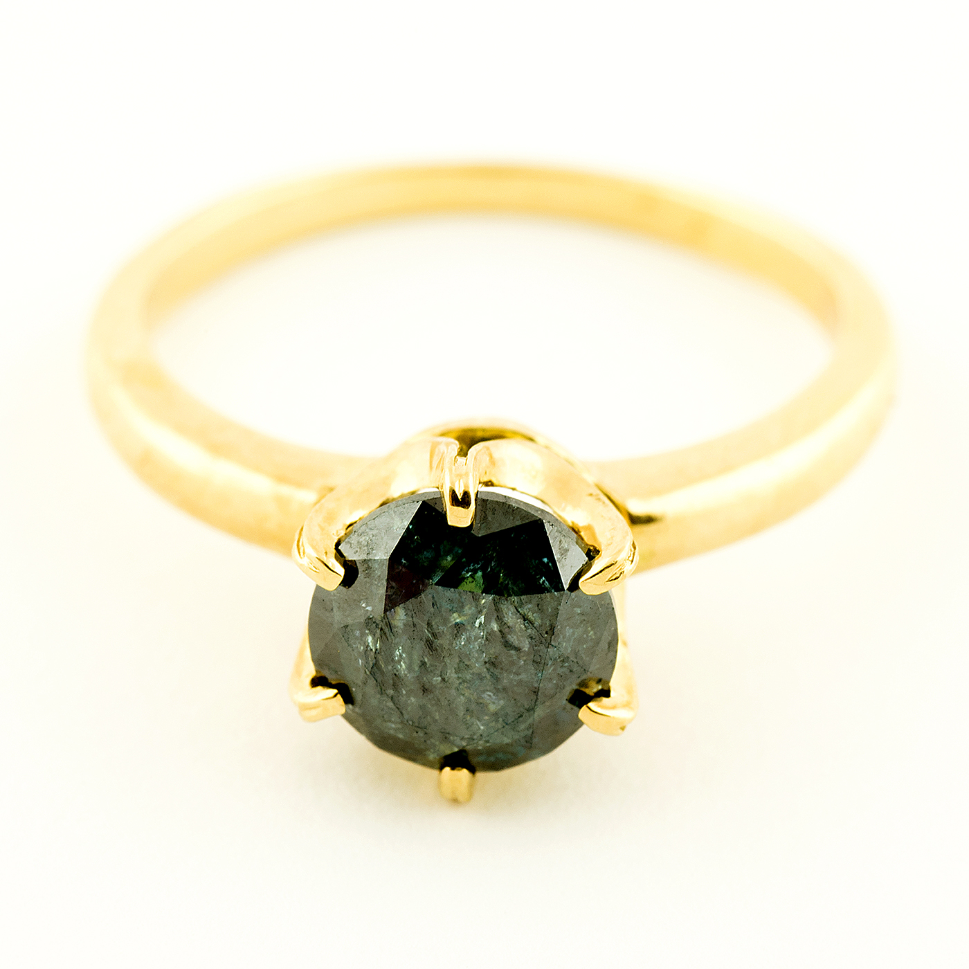 Solitario en Oro Amarillo 18k con Diamante Natural talla Brillante, de 1,48 ct. Color Fancy Dark Blue Green, Claridad P3. Certificado IGE. Solitario en Oro Amarillo 18k con Diamante Natural talla Brillante, de 1,48 ct. Color Fancy Dark Blue Green, Claridad P3. Certificado IGE.