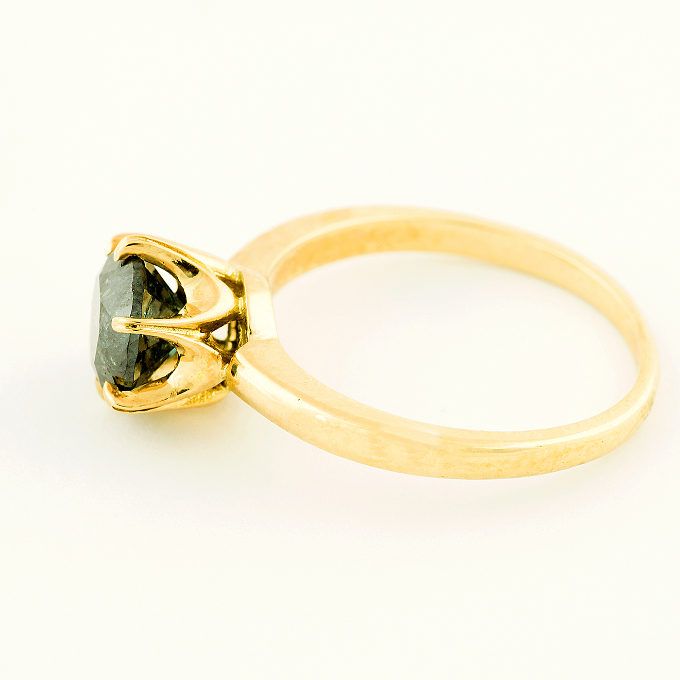 Solitario en Oro Amarillo 18k con Diamante Natural talla Brillante, de 1,48 ct. Color Fancy Dark Blue Green, Claridad P3. Certificado IGE. Solitario en Oro Amarillo 18k con Diamante Natural talla Brillante, de 1,48 ct. Color Fancy Dark Blue Green, Claridad P3. Certificado IGE.