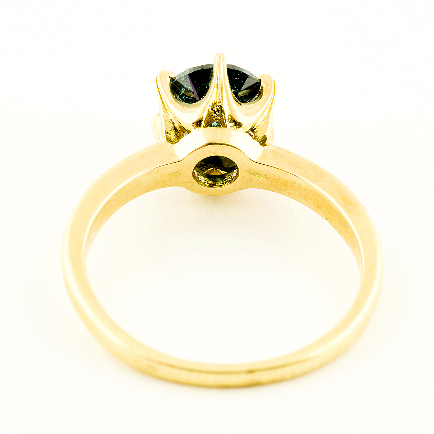 Solitario en Oro Amarillo 18k con Diamante Natural talla Brillante, de 1,48 ct. Color Fancy Dark Blue Green, Claridad P3. Certificado IGE. Solitario en Oro Amarillo 18k con Diamante Natural talla Brillante, de 1,48 ct. Color Fancy Dark Blue Green, Claridad P3. Certificado IGE.