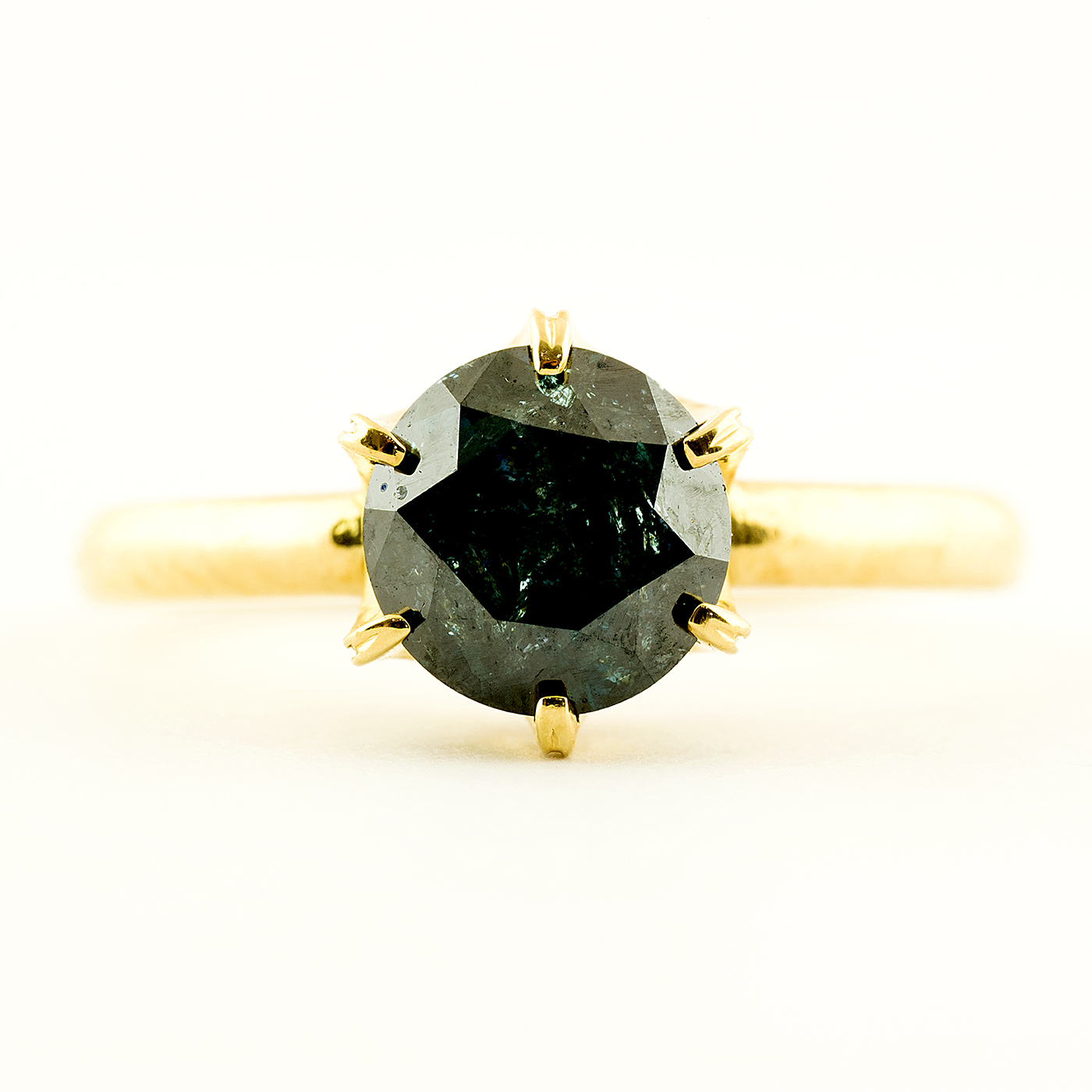 Solitario en Oro Amarillo 18k con Diamante Natural talla Brillante, de 1,48 ct. Color Fancy Dark Blue Green, Claridad P3. Certificado IGE. Solitario en Oro Amarillo 18k con Diamante Natural talla Brillante, de 1,48 ct. Color Fancy Dark Blue Green, Claridad P3. Certificado IGE.