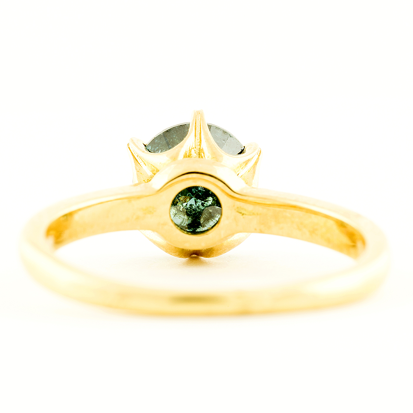 Solitario en Oro Amarillo 18k con Diamante Natural talla Brillante, de 1,48 ct. Color Fancy Dark Blue Green, Claridad P3. Certificado IGE. Solitario en Oro Amarillo 18k con Diamante Natural talla Brillante, de 1,48 ct. Color Fancy Dark Blue Green, Claridad P3. Certificado IGE.