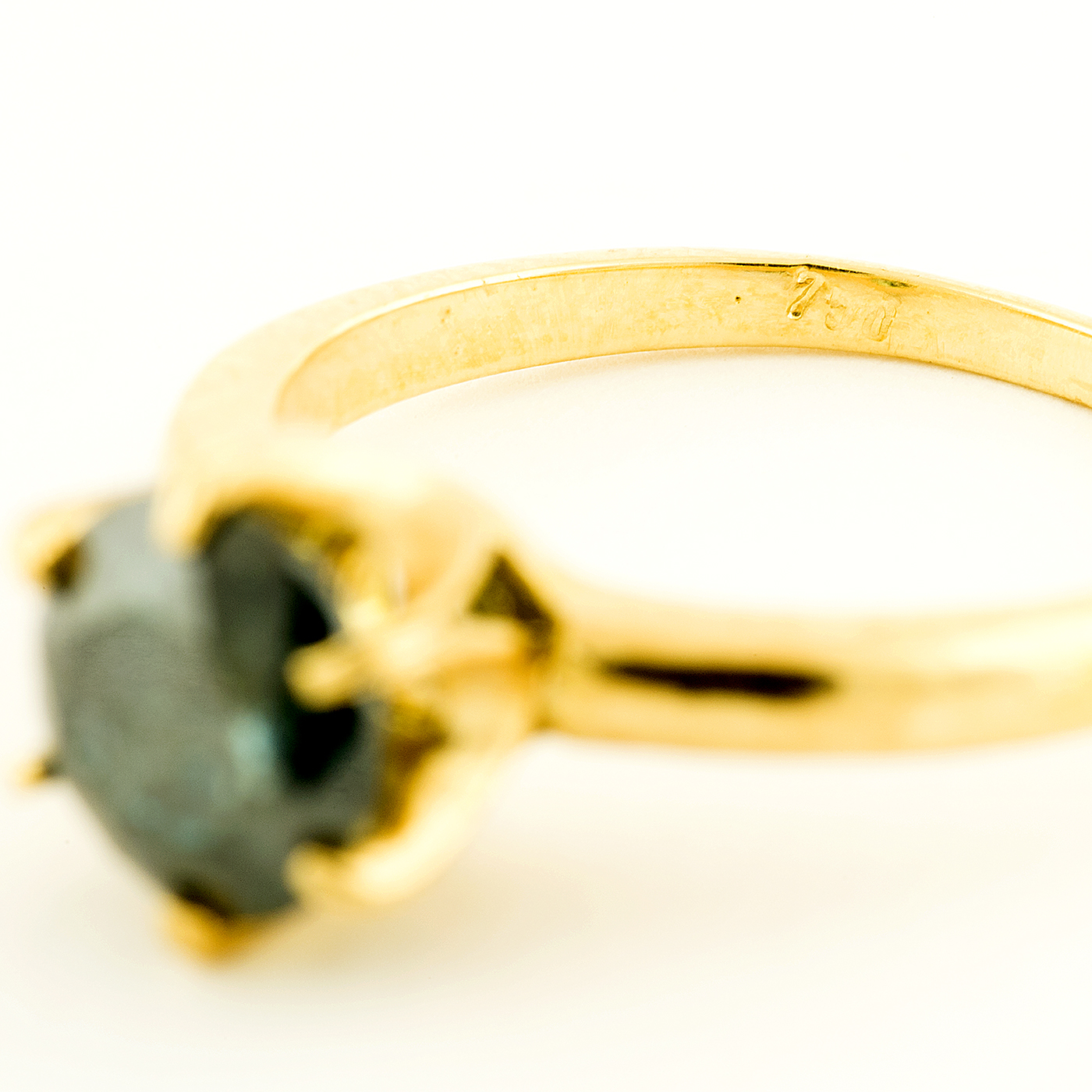 Solitario en Oro Amarillo 18k con Diamante Natural talla Brillante, de 1,48 ct. Color Fancy Dark Blue Green, Claridad P3. Certificado IGE. Solitario en Oro Amarillo 18k con Diamante Natural talla Brillante, de 1,48 ct. Color Fancy Dark Blue Green, Claridad P3. Certificado IGE.