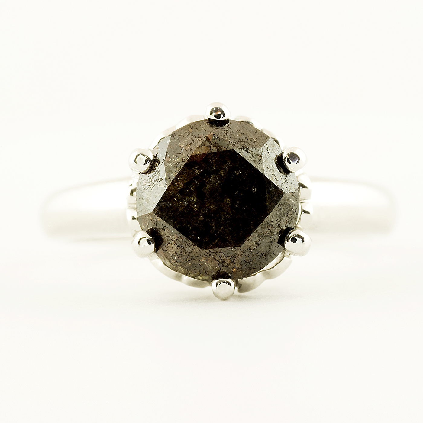 Solitario en Oro Blanco con Diamante Natural talla Brillante, de 3,03 ct. Color Dark Brown, Claridad P3. Certificado IGE. Solitario en Oro Blanco con Diamante Natural talla Brillante, de 3,03 ct. Color Dark Brown, Claridad P3. Certificado IGE.