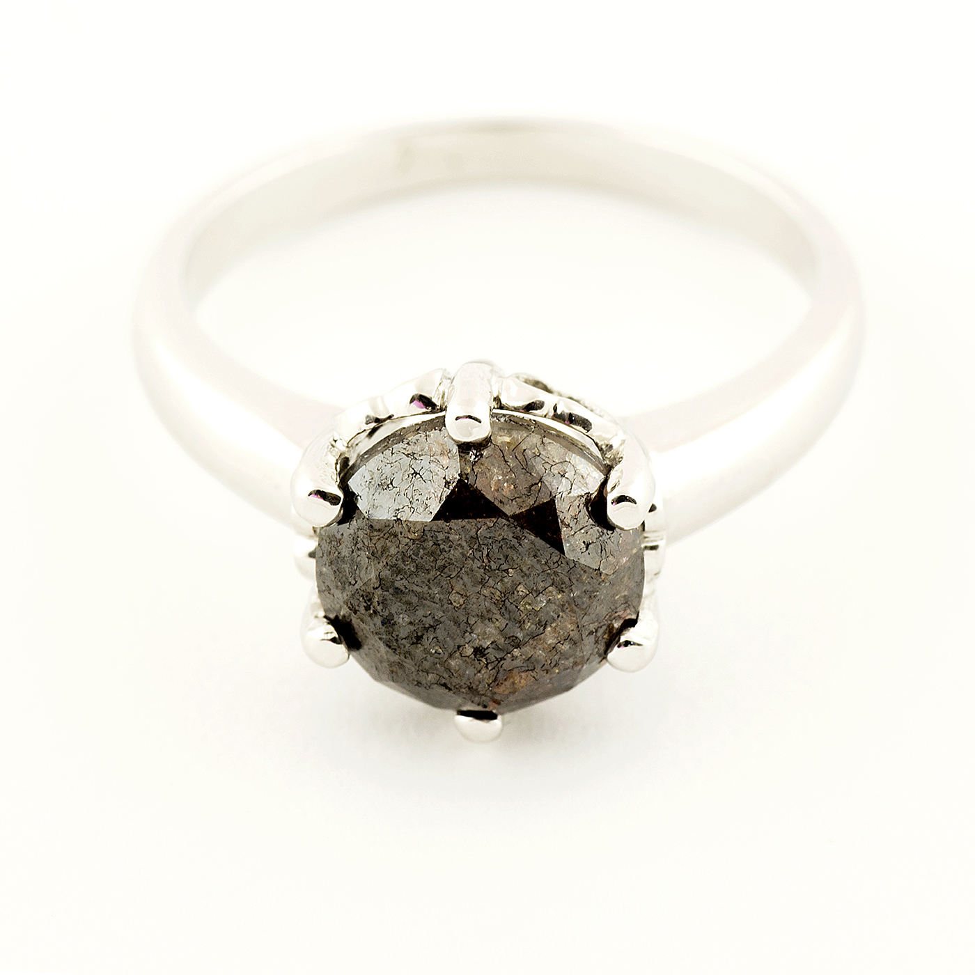 Solitario en Oro Blanco con Diamante Natural talla Brillante, de 3,03 ct. Color Dark Brown, Claridad P3. Certificado IGE. Solitario en Oro Blanco con Diamante Natural talla Brillante, de 3,03 ct. Color Dark Brown, Claridad P3. Certificado IGE.