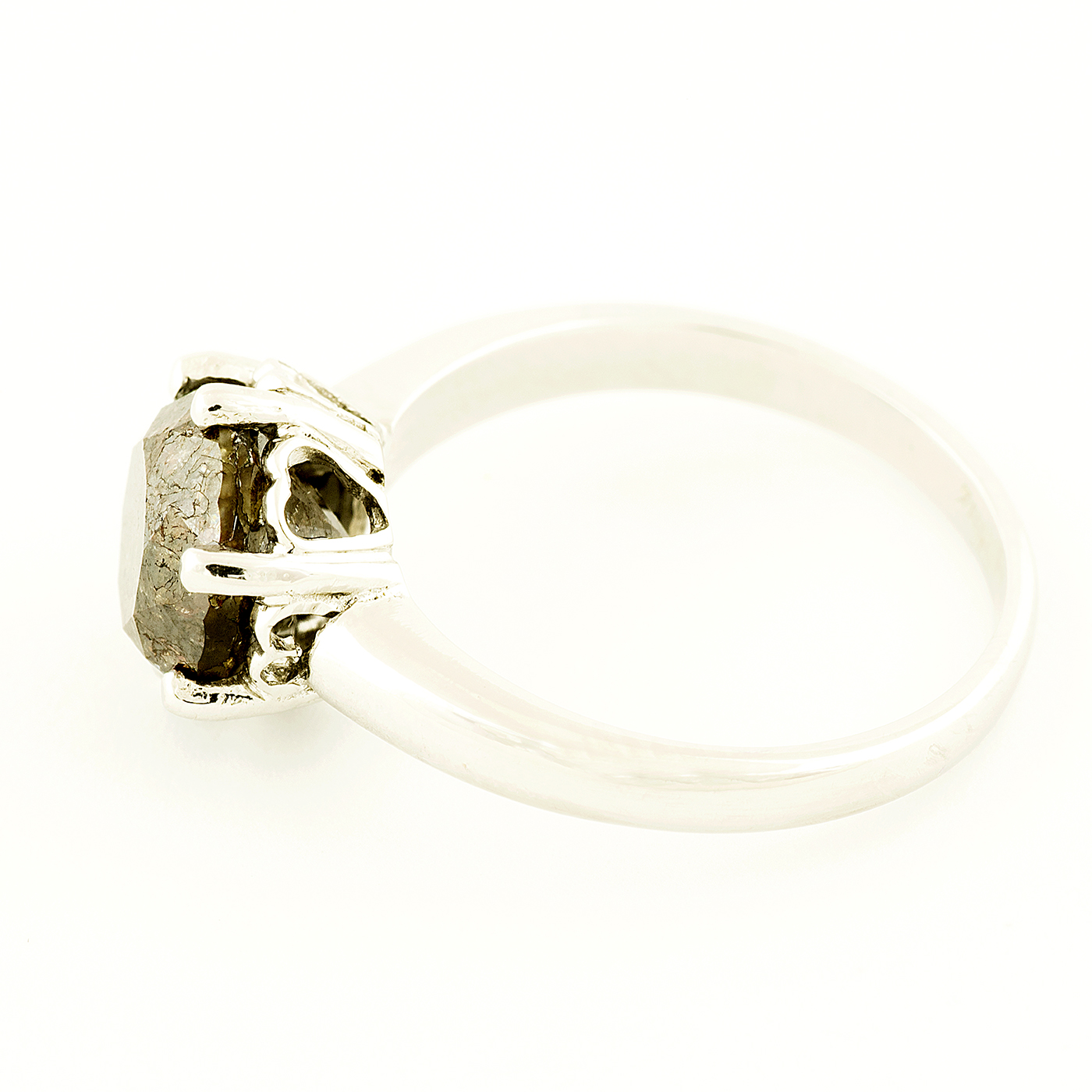 Solitario en Oro Blanco con Diamante Natural talla Brillante, de 3,03 ct. Color Dark Brown, Claridad P3. Certificado IGE. Solitario en Oro Blanco con Diamante Natural talla Brillante, de 3,03 ct. Color Dark Brown, Claridad P3. Certificado IGE.
