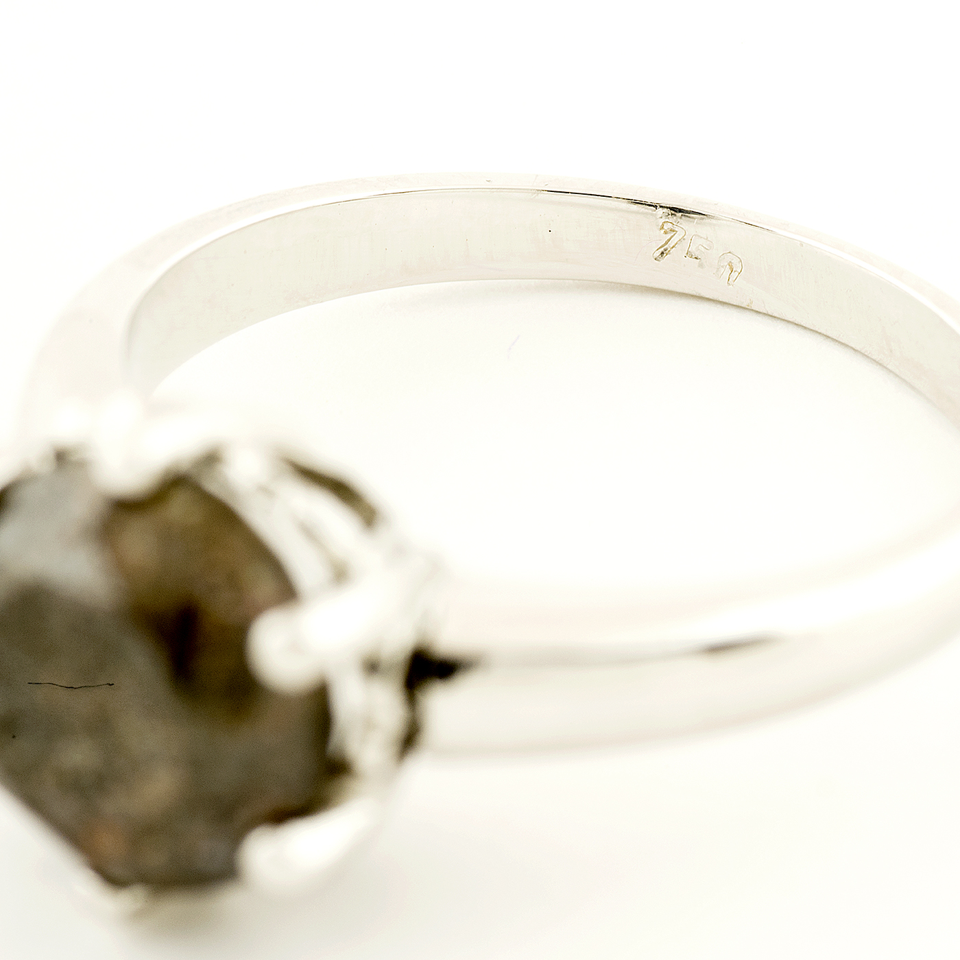 Solitario en Oro Blanco con Diamante Natural talla Brillante, de 3,03 ct. Color Dark Brown, Claridad P3. Certificado IGE. Solitario en Oro Blanco con Diamante Natural talla Brillante, de 3,03 ct. Color Dark Brown, Claridad P3. Certificado IGE.