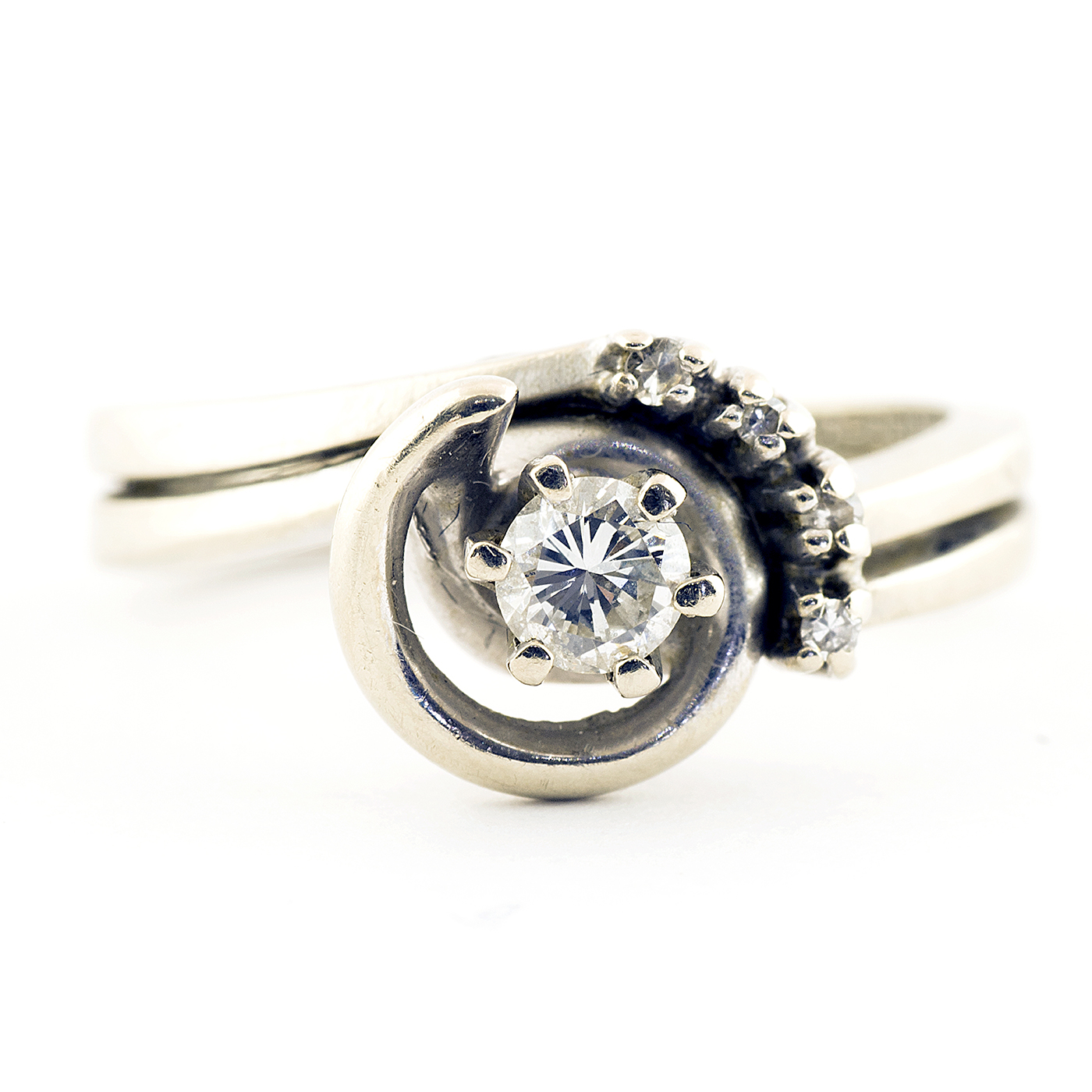 Sortija en Oro Blanco de 14k. Con Diamante central talla Brillante de 0,17 ct. y cuatro más de 0,08 ct. (H-SI1). 4,32 gr. Sortija en Oro Blanco de 14k. Con Diamante central talla Brillante de 0,17 ct. y cuatro más de 0,08 ct. (H-SI1). 4,32 gr.