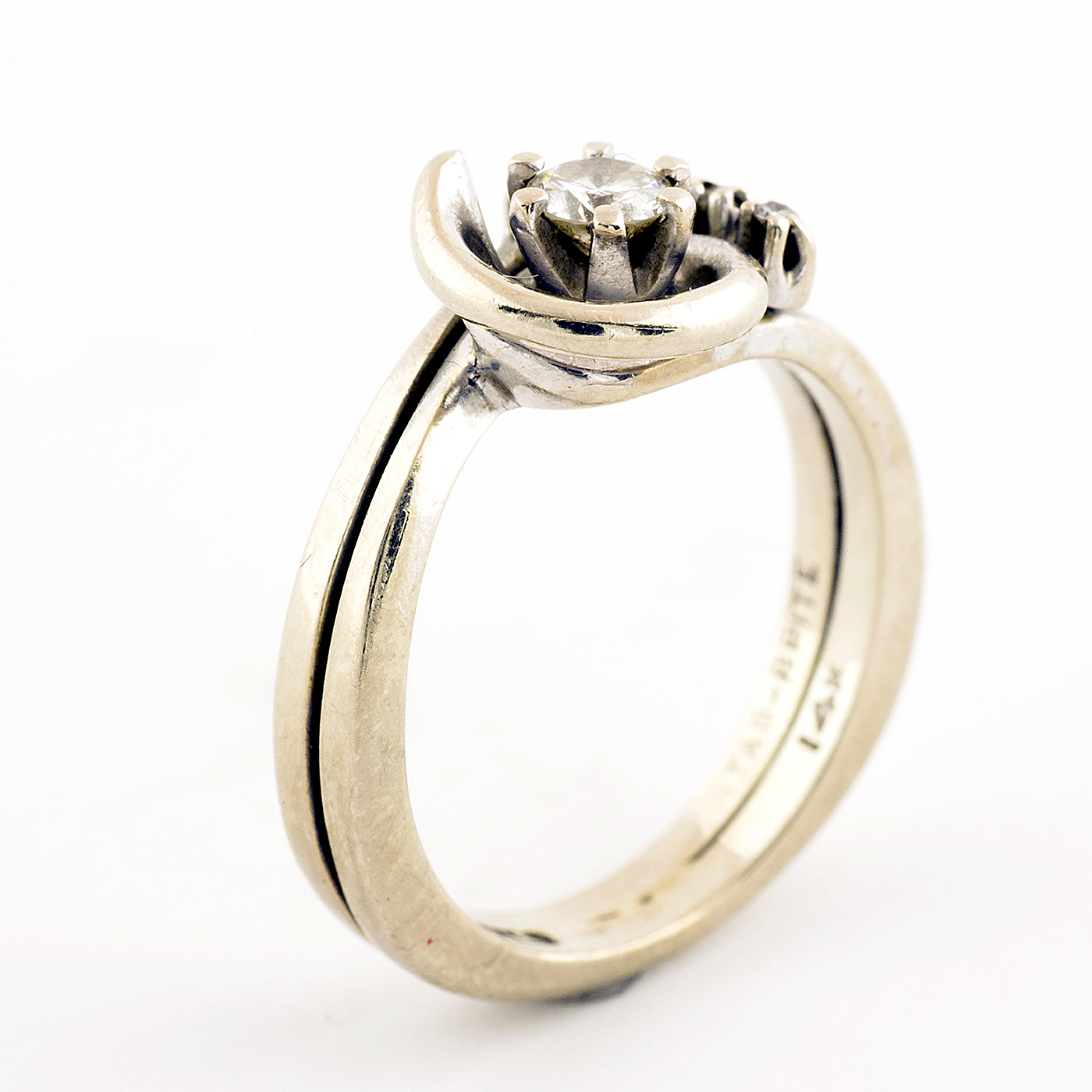 Sortija en Oro Blanco de 14k. Con Diamante central talla Brillante de 0,17 ct. y cuatro más de 0,08 ct. (H-SI1). 4,32 gr. Sortija en Oro Blanco de 14k. Con Diamante central talla Brillante de 0,17 ct. y cuatro más de 0,08 ct. (H-SI1). 4,32 gr.