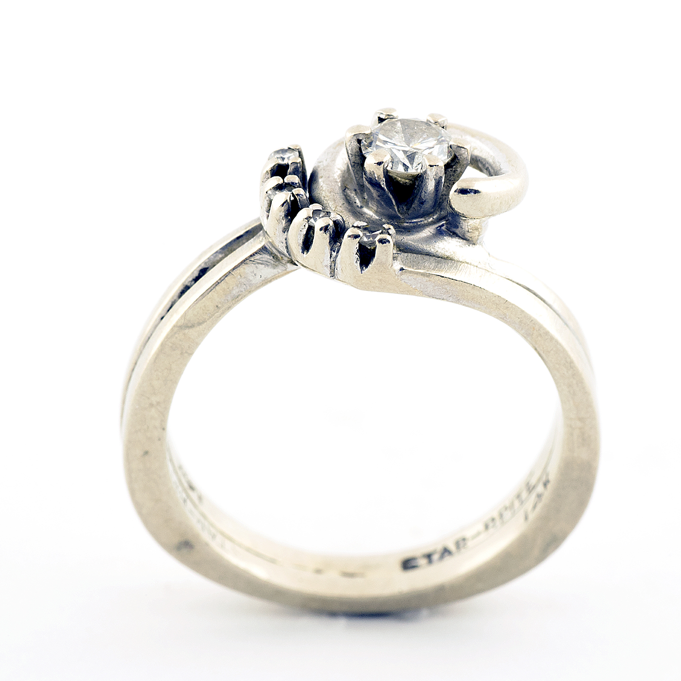 Sortija en Oro Blanco de 14k. Con Diamante central talla Brillante de 0,17 ct. y cuatro más de 0,08 ct. (H-SI1). 4,32 gr. Sortija en Oro Blanco de 14k. Con Diamante central talla Brillante de 0,17 ct. y cuatro más de 0,08 ct. (H-SI1). 4,32 gr.