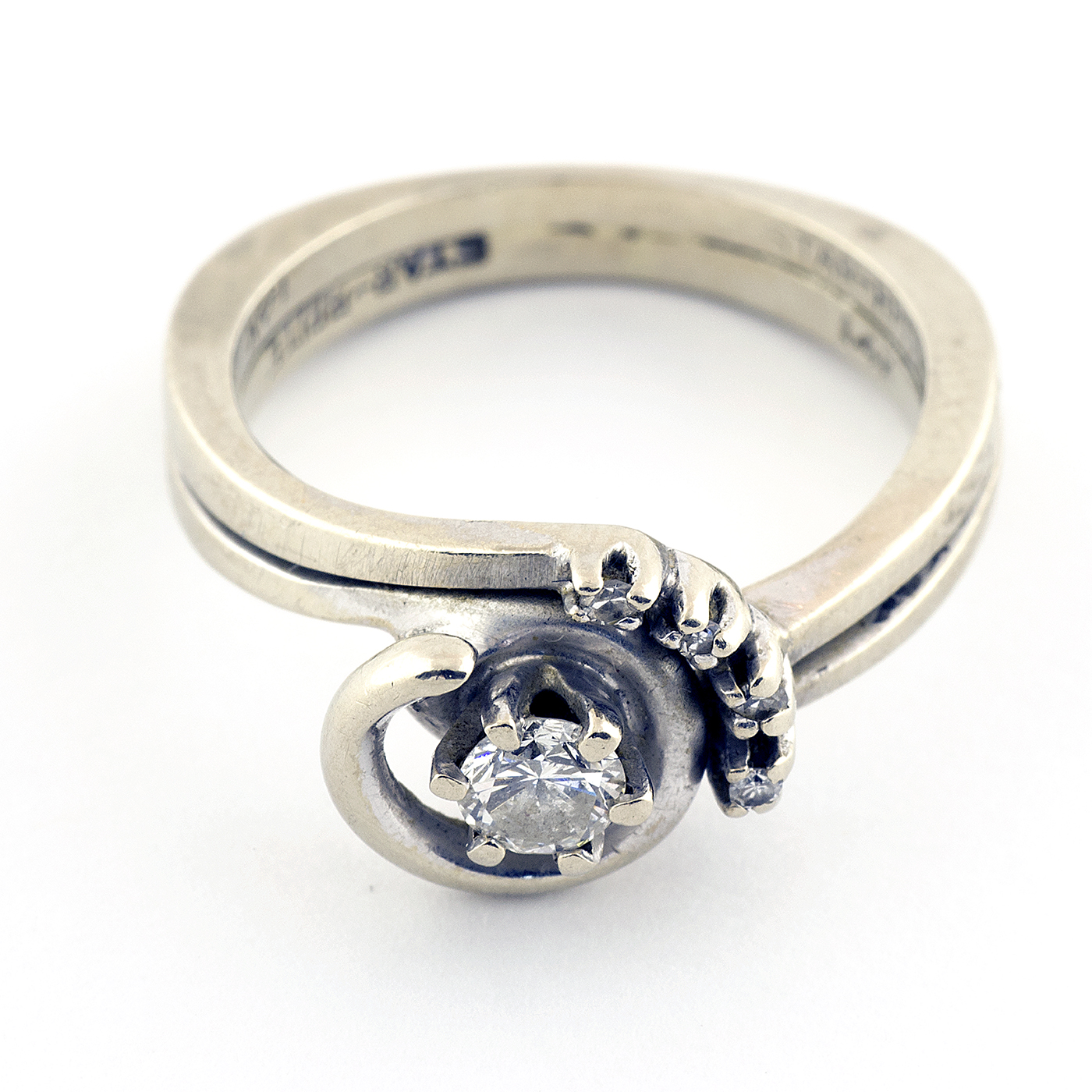 Sortija en Oro Blanco de 14k. Con Diamante central talla Brillante de 0,17 ct. y cuatro más de 0,08 ct. (H-SI1). 4,32 gr. Sortija en Oro Blanco de 14k. Con Diamante central talla Brillante de 0,17 ct. y cuatro más de 0,08 ct. (H-SI1). 4,32 gr.