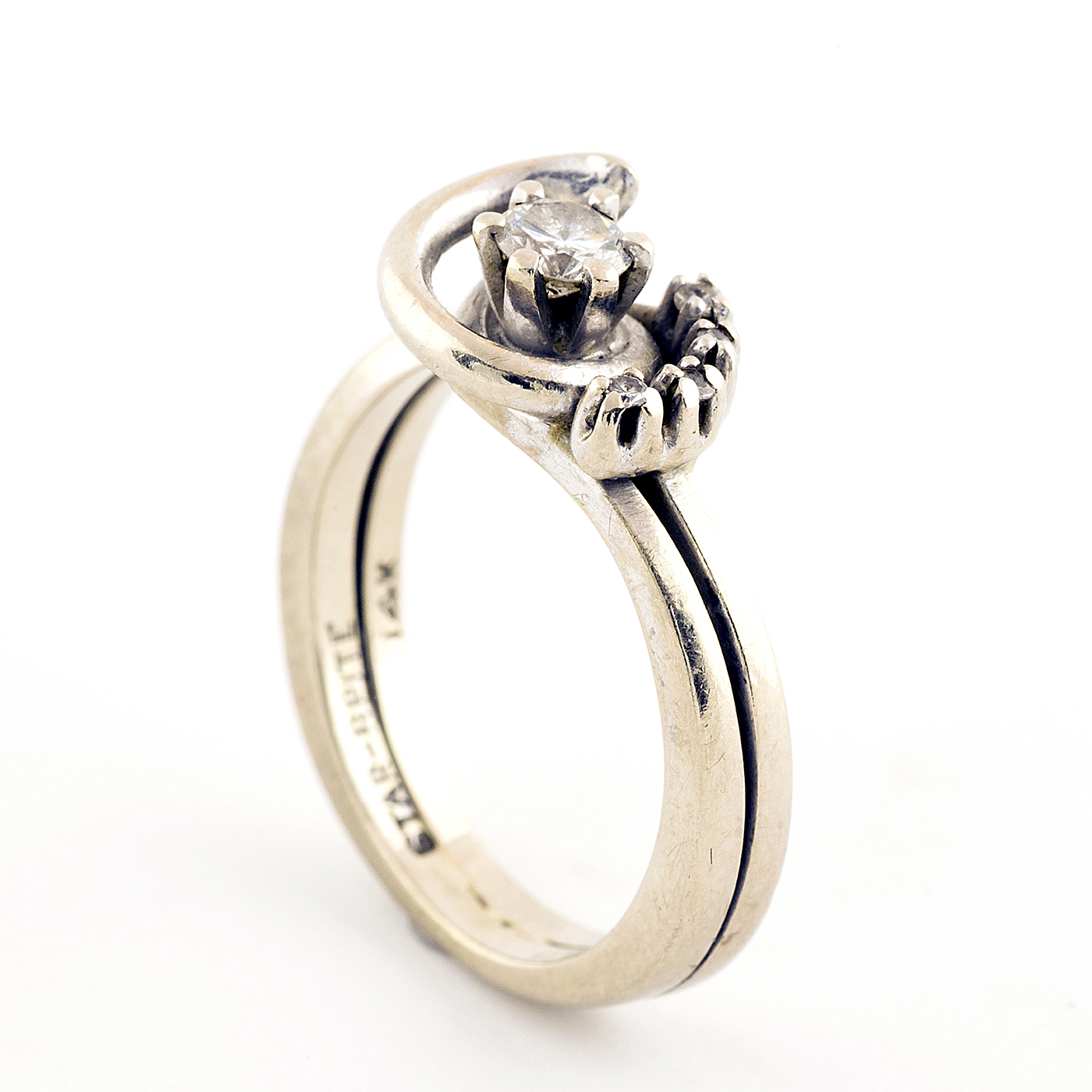 Sortija en Oro Blanco de 14k. Con Diamante central talla Brillante de 0,17 ct. y cuatro más de 0,08 ct. (H-SI1). 4,32 gr. Sortija en Oro Blanco de 14k. Con Diamante central talla Brillante de 0,17 ct. y cuatro más de 0,08 ct. (H-SI1). 4,32 gr.