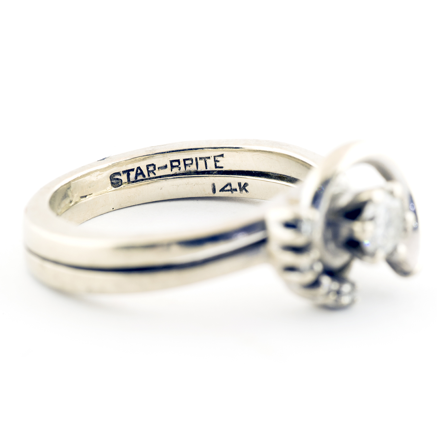Sortija en Oro Blanco de 14k. Con Diamante central talla Brillante de 0,17 ct. y cuatro más de 0,08 ct. (H-SI1). 4,32 gr. Sortija en Oro Blanco de 14k. Con Diamante central talla Brillante de 0,17 ct. y cuatro más de 0,08 ct. (H-SI1). 4,32 gr.