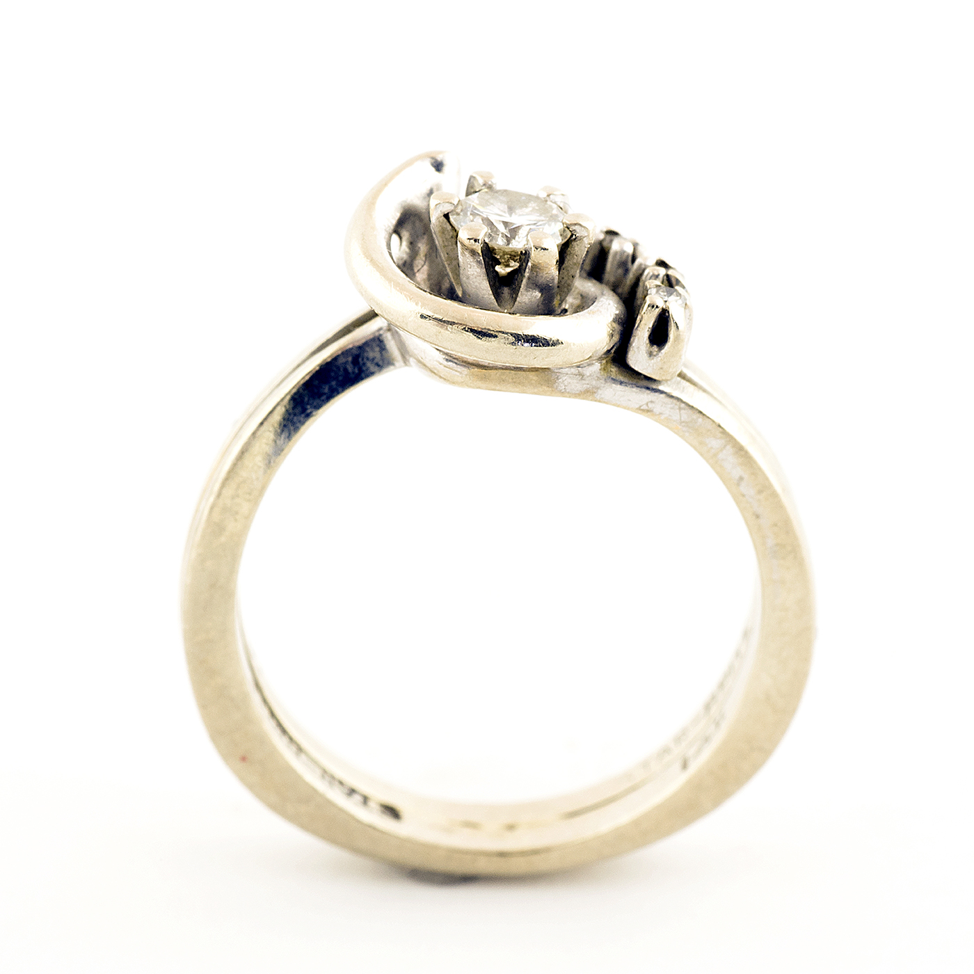 Sortija en Oro Blanco de 14k. Con Diamante central talla Brillante de 0,17 ct. y cuatro más de 0,08 ct. (H-SI1). 4,32 gr.