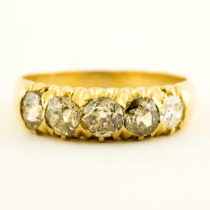 Sortija Quintillo en Oro amarillo de 18k con cinco Diamantes Naturales talla Brillante con 1,13 ct. total.