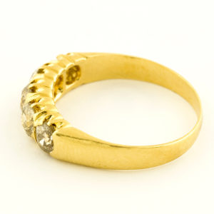 Sortija Quintillo en Oro amarillo de 18k con cinco Diamantes Naturales talla Brillante con 1,13 ct. total.