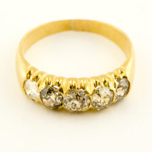 Sortija Quintillo en Oro amarillo de 18k con cinco Diamantes Naturales talla Brillante con 1,13 ct. total.