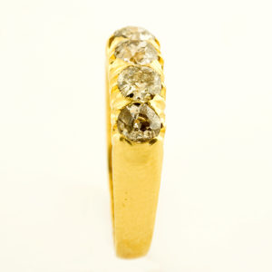 Sortija Quintillo en Oro amarillo de 18k con cinco Diamantes Naturales talla Brillante con 1,13 ct. total.