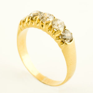 Sortija Quintillo en Oro amarillo de 18k con cinco Diamantes Naturales talla Brillante con 1,13 ct. total.