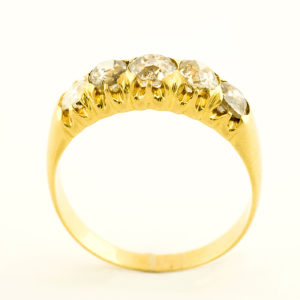 Sortija Quintillo en Oro amarillo de 18k con cinco Diamantes Naturales talla Brillante con 1,13 ct. total.