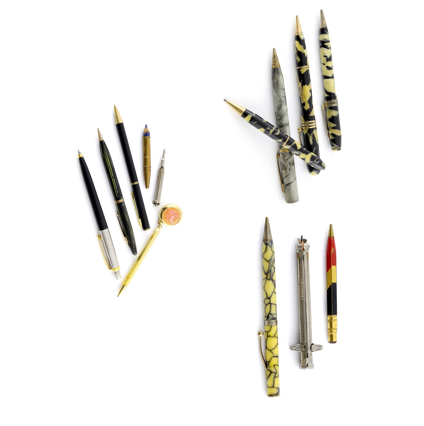 Conjunto de escritura antiguo compuesto por 16 piezas, entre ellas, plumas, bolígrafos, lapiceros y portalápices de marcas como: DIAMOND P, WALTHAM, THE IMPERIAL, MORGAN, PARKER, SHEAFFER, etc. Conjunto de escritura antiguo compuesto por 16 piezas, entre ellas, plumas, bolígrafos, lapiceros y portalápices de marcas como: DIAMOND P, WALTHAM, THE IMPERIAL, MORGAN, PARKER, SHEAFFER, etc.