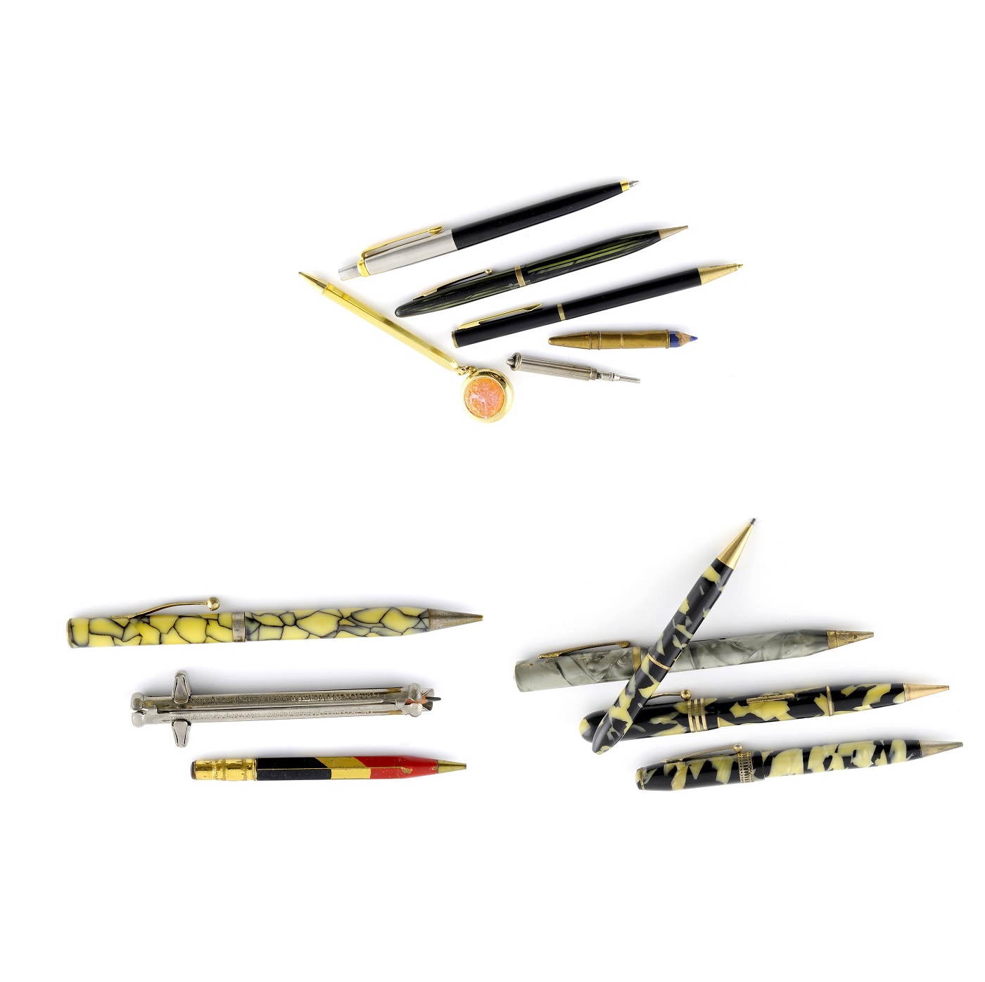 Conjunto de escritura antiguo compuesto por 16 piezas, entre ellas, plumas, bolígrafos, lapiceros y portalápices de marcas como: DIAMOND P, WALTHAM, THE IMPERIAL, MORGAN, PARKER, SHEAFFER, etc. Conjunto de escritura antiguo compuesto por 16 piezas, entre ellas, plumas, bolígrafos, lapiceros y portalápices de marcas como: DIAMOND P, WALTHAM, THE IMPERIAL, MORGAN, PARKER, SHEAFFER, etc.