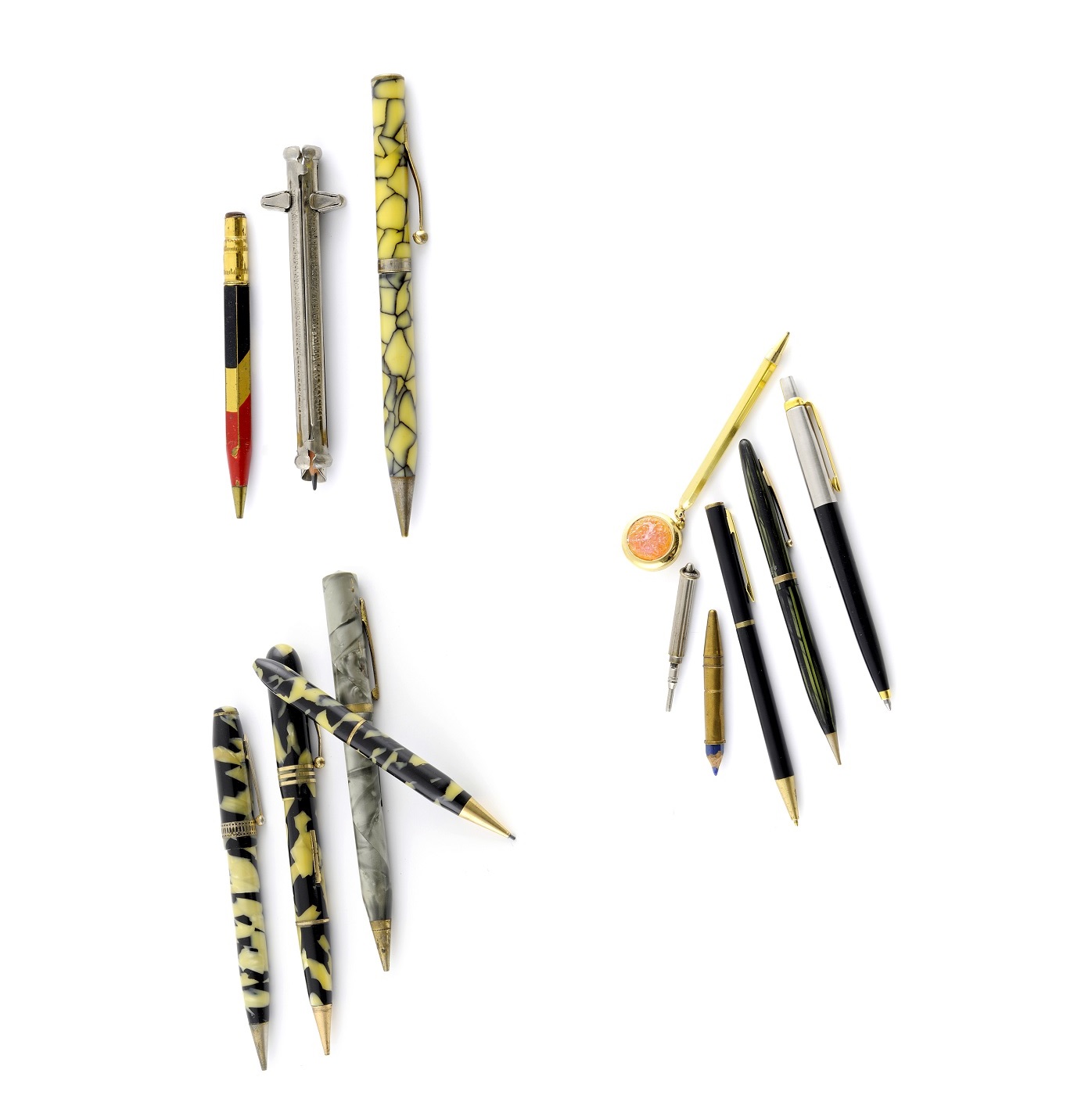 Conjunto de escritura antiguo compuesto por 16 piezas, entre ellas, plumas, bolígrafos, lapiceros y portalápices de marcas como: DIAMOND P, WALTHAM, THE IMPERIAL, MORGAN, PARKER, SHEAFFER, etc. Conjunto de escritura antiguo compuesto por 16 piezas, entre ellas, plumas, bolígrafos, lapiceros y portalápices de marcas como: DIAMOND P, WALTHAM, THE IMPERIAL, MORGAN, PARKER, SHEAFFER, etc.