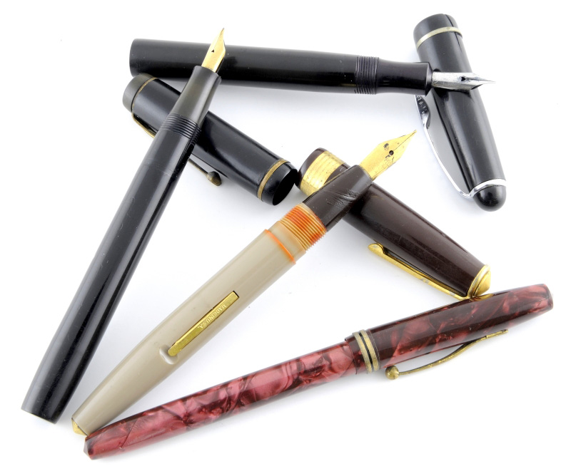 Conjunto de escritura antiguo formado por 15 piezas de distintas marcas, DIAL-POINT, SWAN, MEDFORD, CONWAY, OSMIROID, IMPERIAL, , STRATFORD, OSMIROID, STECHENS,etc… Conjunto de escritura antiguo formado por 15 piezas de distintas marcas, DIAL-POINT, SWAN, MEDFORD, CONWAY, OSMIROID, IMPERIAL, , STRATFORD, OSMIROID, STECHENS,etc…