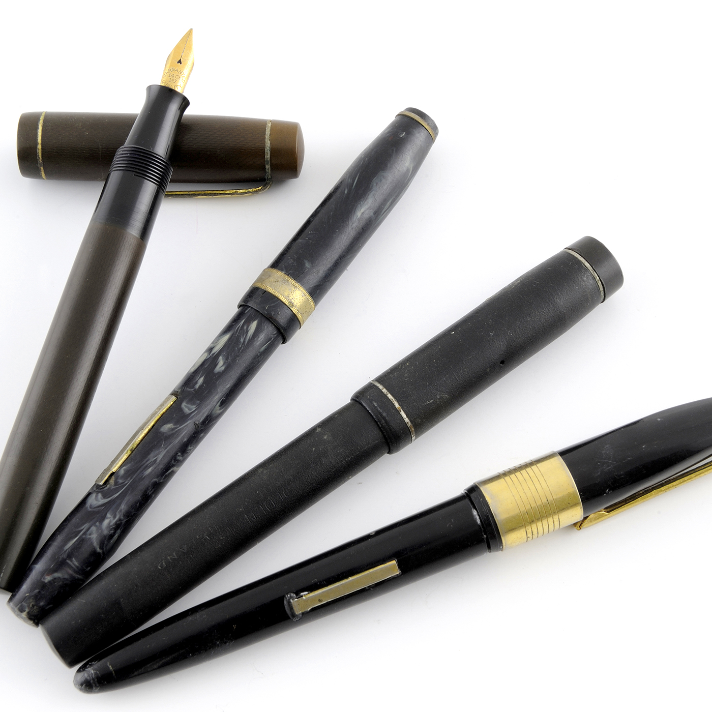 Conjunto de escritura antiguo formado por 15 piezas de distintas marcas, DIAL-POINT, SWAN, MEDFORD, CONWAY, OSMIROID, IMPERIAL, , STRATFORD, OSMIROID, STECHENS,etc… Conjunto de escritura antiguo formado por 15 piezas de distintas marcas, DIAL-POINT, SWAN, MEDFORD, CONWAY, OSMIROID, IMPERIAL, , STRATFORD, OSMIROID, STECHENS,etc…
