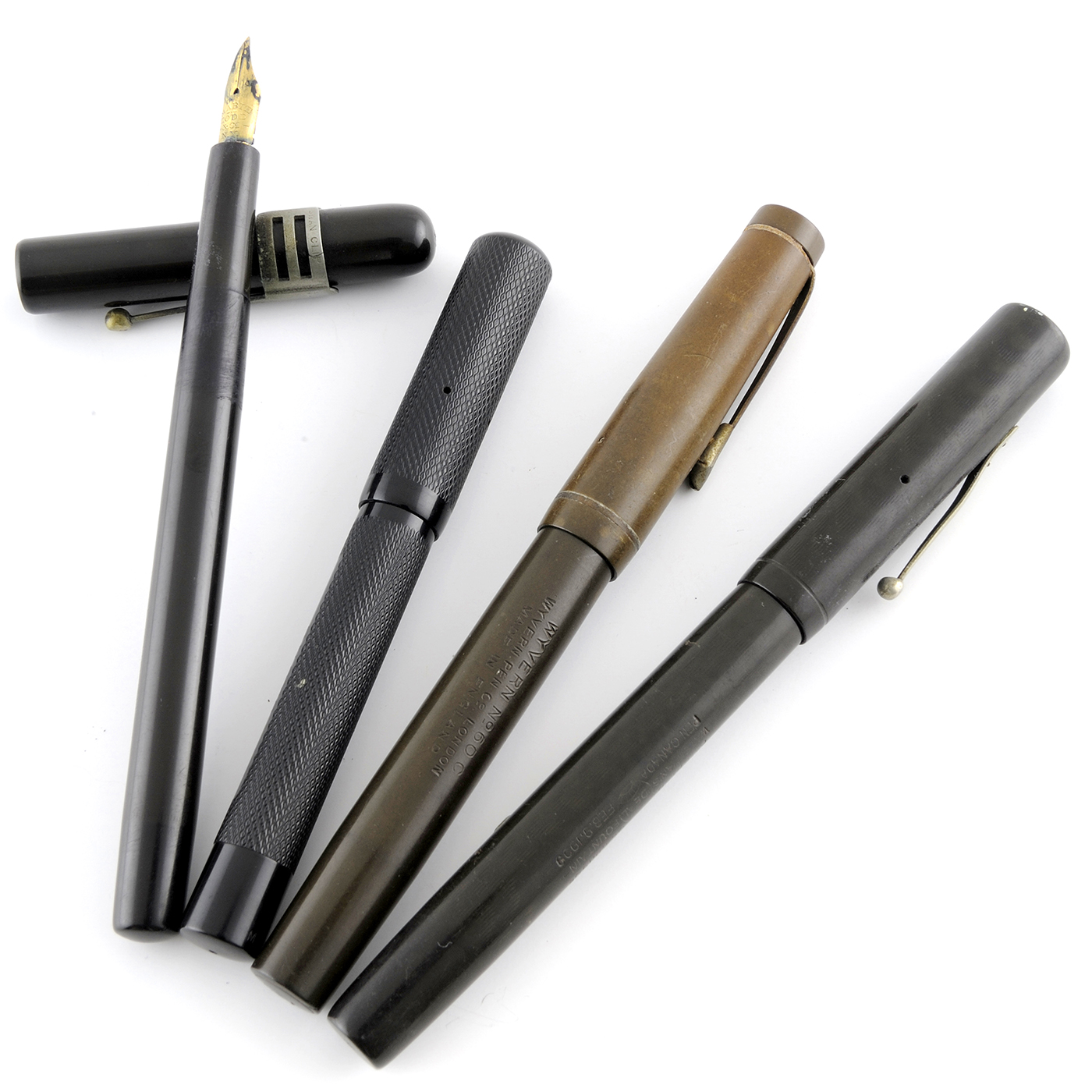 Conjunto de escritura antiguo formado por 15 piezas de distintas marcas, DIAL-POINT, SWAN, MEDFORD, CONWAY, OSMIROID, IMPERIAL, , STRATFORD, OSMIROID, STECHENS,etc… Conjunto de escritura antiguo formado por 15 piezas de distintas marcas, DIAL-POINT, SWAN, MEDFORD, CONWAY, OSMIROID, IMPERIAL, , STRATFORD, OSMIROID, STECHENS,etc…
