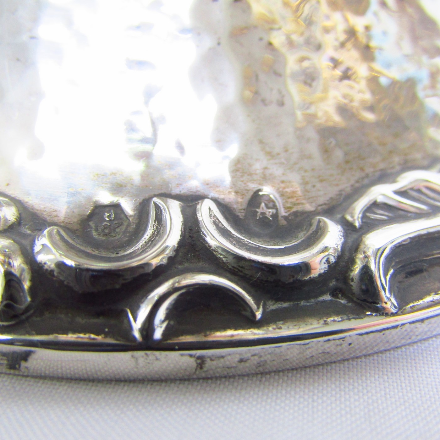 Conjunto formado por Bandeja circular, jarra y seis copas en Plata de Ley. España-Portugal, siglo XX. Conjunto formado por Bandeja circular, jarra y seis copas en Plata de Ley. España-Portugal, siglo XX.