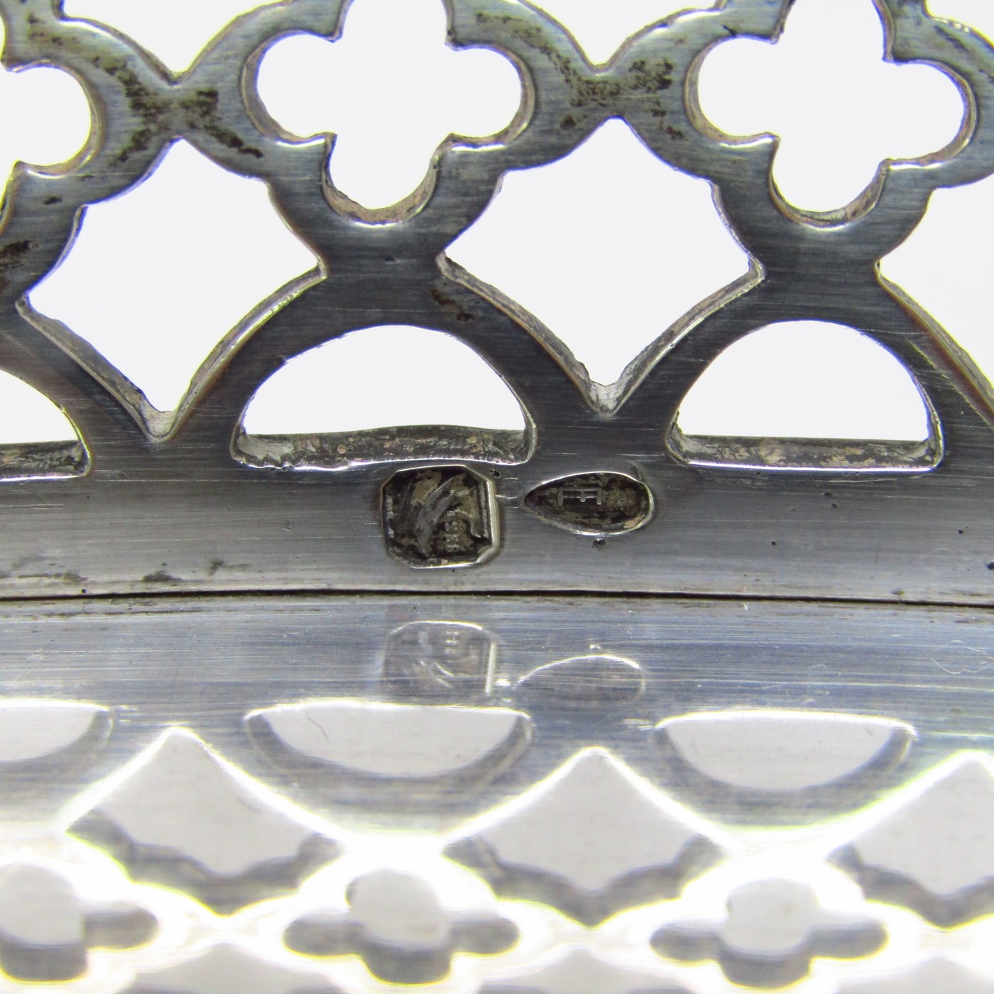 Conjunto formado por Bandeja circular, jarra y seis copas en Plata de Ley. España-Portugal, siglo XX. Conjunto formado por Bandeja circular, jarra y seis copas en Plata de Ley. España-Portugal, siglo XX.