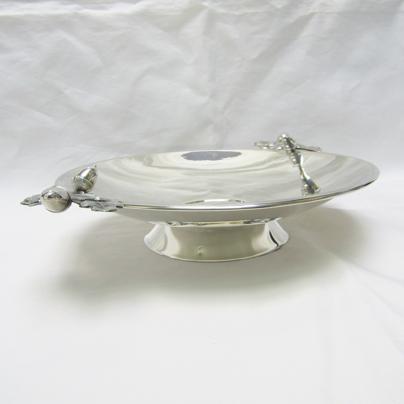 MONTEJO-PÉREZ FERNÁNDEZ. Frutero decorado en Plata de Ley, España, siglo XX. MONTEJO-PÉREZ FERNÁNDEZ. Frutero decorado en Plata de Ley, España, siglo XX.