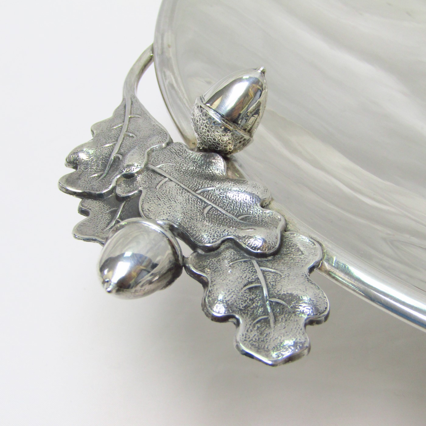 MONTEJO-PÉREZ FERNÁNDEZ. Frutero decorado en Plata de Ley, España, siglo XX. MONTEJO-PÉREZ FERNÁNDEZ. Frutero decorado en Plata de Ley, España, siglo XX.