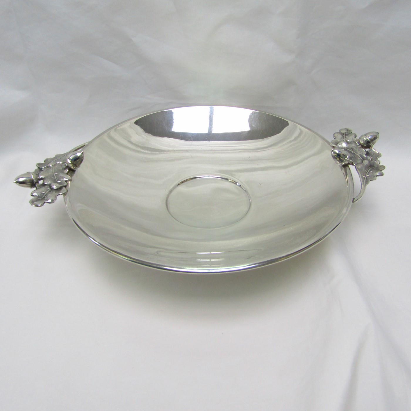 MONTEJO-PÉREZ FERNÁNDEZ. Frutero decorado en Plata de Ley, España, siglo XX. MONTEJO-PÉREZ FERNÁNDEZ. Frutero decorado en Plata de Ley, España, siglo XX.