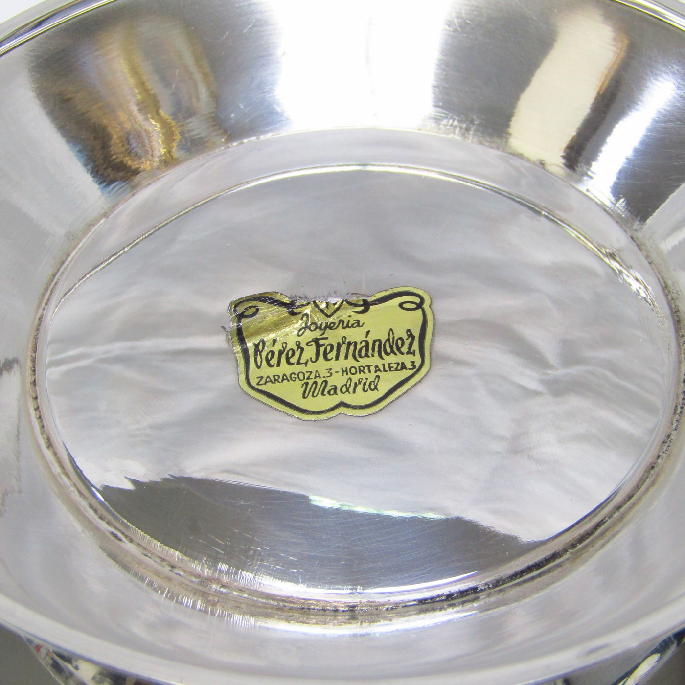 MONTEJO-PÉREZ FERNÁNDEZ. Frutero decorado en Plata de Ley, España, siglo XX. MONTEJO-PÉREZ FERNÁNDEZ. Frutero decorado en Plata de Ley, España, siglo XX.