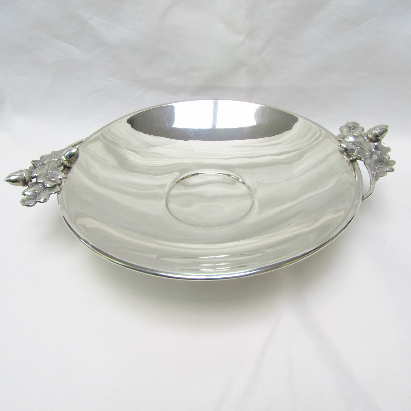 MONTEJO-PÉREZ FERNÁNDEZ. Frutero decorado en Plata de Ley, España, siglo XX. MONTEJO-PÉREZ FERNÁNDEZ. Frutero decorado en Plata de Ley, España, siglo XX.