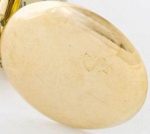 Reloj de bolsillo para caballero, saboneta, remontoir. Fabricación Suiza, pps. siglo XX. Oro 14k.