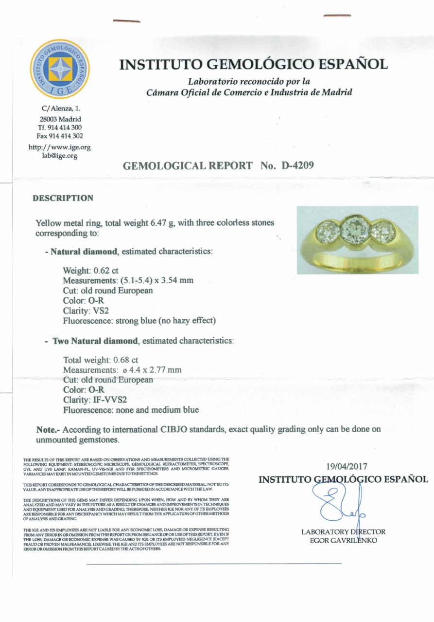 Sortija en Oro de 18k con tres Diamantes Naturales, talla Antigua Europea, de 1,30 ct. total (O-R/VS2-IF-VVS2). Certificado IGE. Sortija en Oro de 18k con tres Diamantes Naturales, talla Antigua Europea, de 1,30 ct. total (O-R/VS2-IF-VVS2). Certificado IGE.